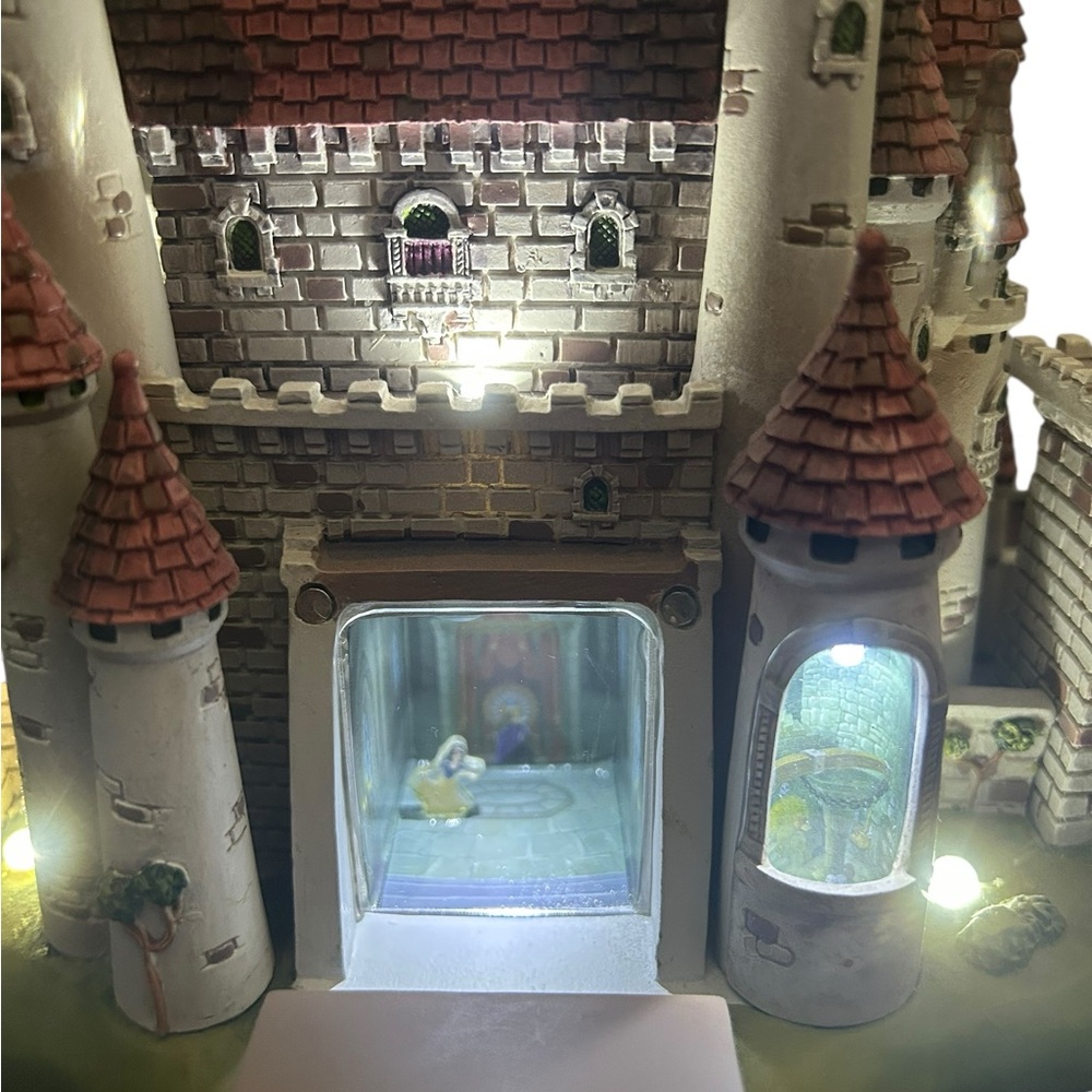 Disney Snow White Castle - #4 in Disney Castle Collection - w/lights - Picture 4 of 12